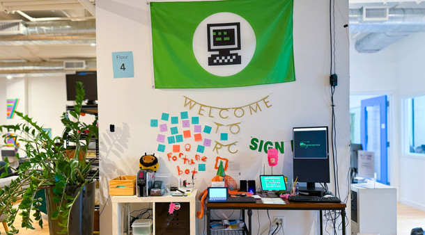 A wall welcoming a new batch to RC, decorated with sticky notes and banners